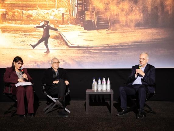 Robert De Niro lancia un allarme: l&#039;America rischia di diventare una dittatura fascista con Trump 

Approfondimento
Le parole di De Niro riflettono la preoccupazione di molti americani e non solo, per la deriva autoritaria che alcuni vedono nella politica di Trump. La paura di una dittatura fascista è un tema che ha suscitato un ampio dibattito negli Stati Uniti e nel mondo.

Possibili Conseguenze
Se l&#039;America dovesse effettivamente diventare una dittatura fascista, le conseguenze sarebbero gravi non solo per il paese, ma per l&#039;intera comunità internazionale. La perdita di libertà, la repressione dell&#039;opposizione e la violazione dei diritti umani sono solo alcune delle possibili conseguenze.

Opinione
È importante notare che le opinioni di De Niro sono condivise da molti, ma non da tutti. Alcuni sostengono che la sua critica a Trump sia eccessiva e che l&#039;ex presidente abbia il diritto di esprimere le sue opinioni. Tuttavia, la preoccupazione per la democrazia e la libertà è un tema che trascende le opinioni personali.

Analisi Critica dei Fatti
Per comprendere appieno la situazione, è necessario analizzare i fatti e le azioni di Trump e del suo governo. La storia recente degli Stati Uniti è stata segnata da una serie di eventi che hanno sollevato preoccupazioni sulla salute della democrazia americana.

Relazioni con altri fatti
La situazione negli Stati Uniti non è isolata, ma fa parte di un contesto più ampio di crisi democratiche in tutto il mondo. La minaccia alla democrazia e alla libertà è un tema globale che richiede una risposta coordinata e solida.

Utilità pratica
Per coloro che sono preoccupati per la situazione negli Stati Uniti e nel mondo, ci sono diverse azioni che possono essere intraprese. Sostenere le organizzazioni che lavorano per la difesa della democrazia e dei diritti umani, informarsi e partecipare al dibattito pubblico sono solo alcune delle possibili azioni.

Contesto storico
La storia degli Stati Uniti è stata segnata da momenti di grande tensione e crisi, ma anche di grande resilienza e determinazione. La lotta per la democrazia e la libertà è un tema che attraversa la storia del paese e del mondo.

Fonti
Il Corriere della Sera, https://www.corriere.it/, è una delle fonti che ha riportato le dichiarazioni di Robert De Niro. Per approfondire la questione, si consiglia di consultare anche altre fonti autorevoli e imparziali.