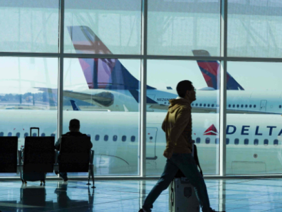 Scontro sul bilancio negli Stati Uniti: voli cancellati e aeroporti chiusi, le conseguenze sulla vita quotidiana e sull&#039;economia