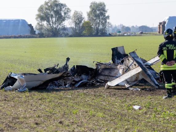 Incidente aereo mortale nel Ferrarese: un ultraleggero cade al suolo, il pilota perde la vita