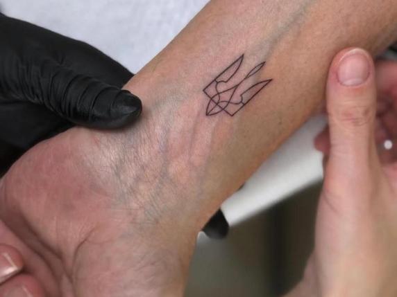 Carlo Calenda si tatuaggio il simbolo della resistenza ucraina in segno di solidarietà