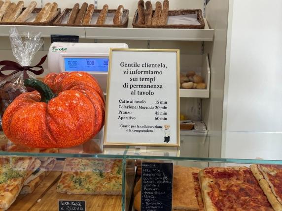 Nuova Politica di Consumazione al Bar Novanta: 15 Minuti per un Caffè, un&#039;Ora per l&#039;Aperitivo