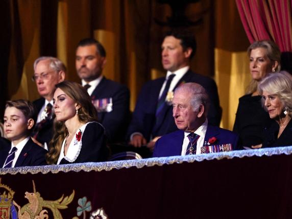 Il Principe George Fa Il Suo Debutto Ufficiale Al Posto Del Padre William In Un Commovente Concorso Per I Caduti In Guerra