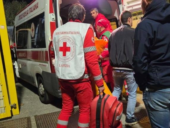 Tifoso precipita dagli spalti dello stadio Picco durante Spezia-Bari: le condizioni sono gravi