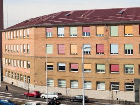 Ragazzo di 15 anni punta pistola falsa contro professore in classe: le conseguenze di uno scherzo pericoloso