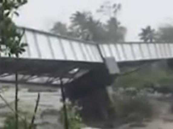 Tifone devastante nelle Filippine: ponte ferroviario a rischio di crollo a causa del maltempo