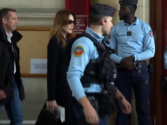 Sarkozy, a Parigi l&#039;udienza per la libertà vigilata: l&#039;arrivo di Carla Bruni 