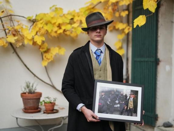 Un giovane di 15 anni diventa famoso per il suo stile unico ispirato a Sherlock Holmes