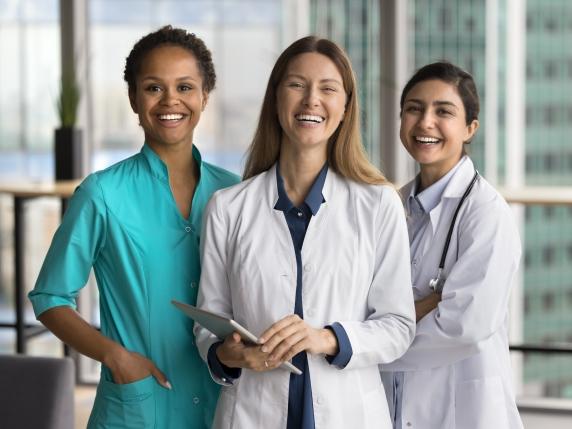 Parità di genere nella sanità: solo poche donne nei ruoli di comando, 180 anni per l'equilibrio