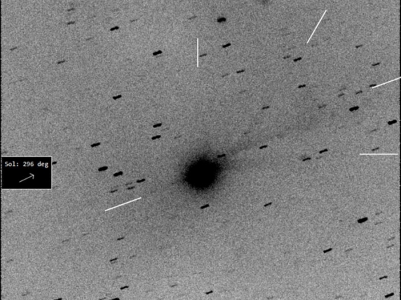 La Cometa 3I/Atlas: un Mistero Celeste con Code Multiple che Solleva Interrogativi sulla sua Natura e Origine
