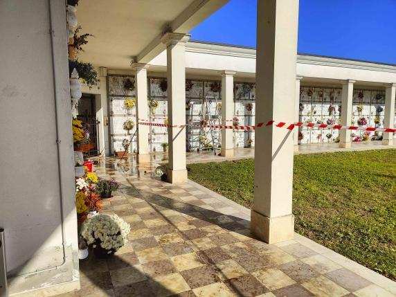 Aggressione in Cimitero: Anziano Ferito Mentre Onorava la Moglie Defunta
