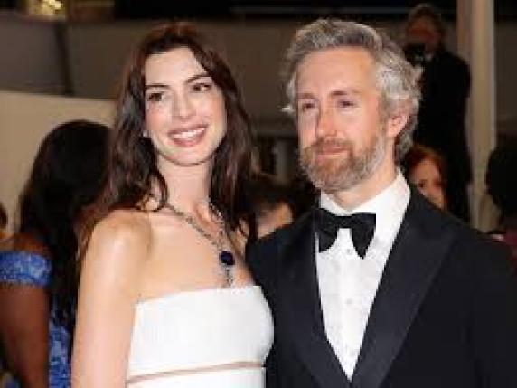 Anne Hathaway compie 43 anni: come ottenne il ruolo di Andy in «Il diavolo veste Prada» (e  chi è il marito)