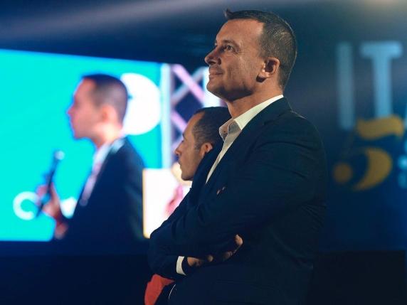 Un incontro inaspettato: l&#039;ex portavoce di Palazzo Chigi racconta la sua esperienza unica con Trump e Elisabetta II