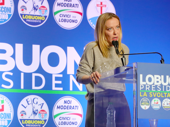 La posizione del governo italiano sulla manovra economica e sull&#039;immigrazione: dichiarazioni chiave della premier Meloni e di Salvini