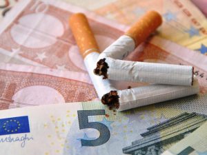 Iniziativa contro il fumo: proposta di legge per aumentare il prezzo delle sigarette di 5 euro