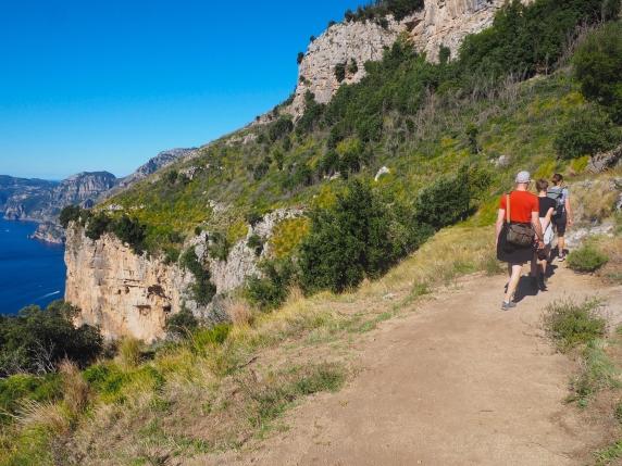 Un Percorso di Bellezza e Cultura: il Sentiero degli Dei tra Panorami e Natura Incontaminata