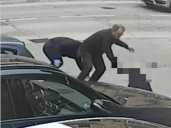 Caso di illegittima vendetta: un gioielliere uccide due banditi durante un tentativo di rapina, ma la sua azione non è considerata legittima difesa