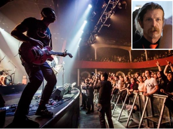 Ricordo del Bataclan: il cantante degli Eagles of Death Metal racconta la sua esperienza traumatica dieci anni dopo l&#039;attentato