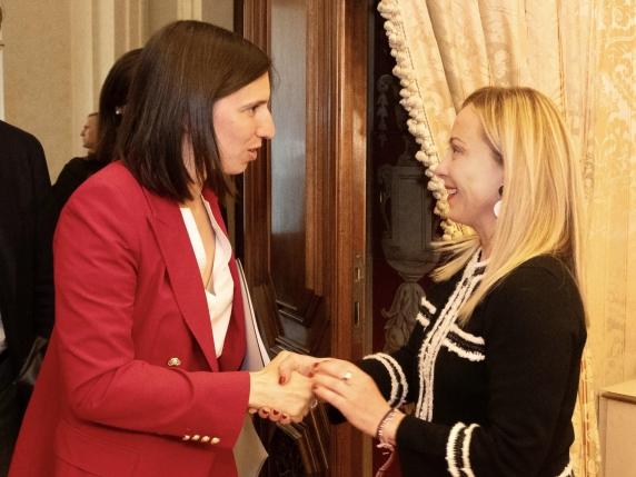 Accordo storico tra Pd e FdI: il telefono unisce Meloni e Schlein per un bene comune