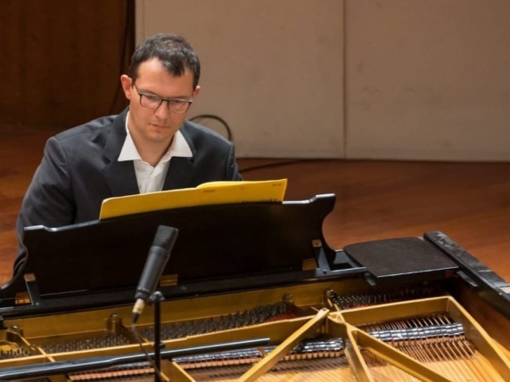 Il Pianista Torinese che non si è Arreso: la Storia di Fulvio Raduano e il suo Ritorno alla Musica