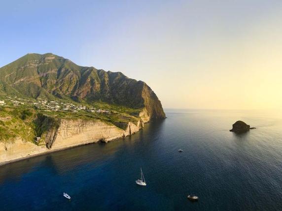 Scopri il fascino nascosto di Salina, l&#039;isola delle Eolie da visitare fuori stagione per vivere un&#039;esperienza autentica e rilassante