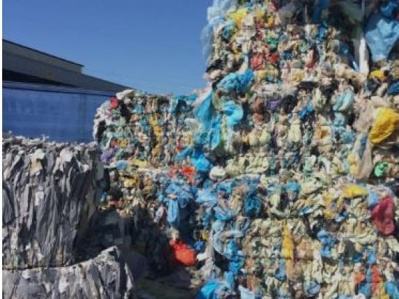 Crisi del riciclo della plastica: il materiale riciclato costa più di quello cinese, minacciando la raccolta differenziata