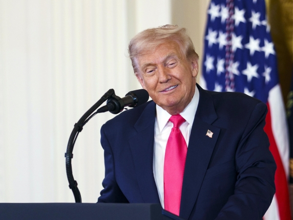 Trump firma legge che rende pubblici tutti i documenti sul caso Epstein