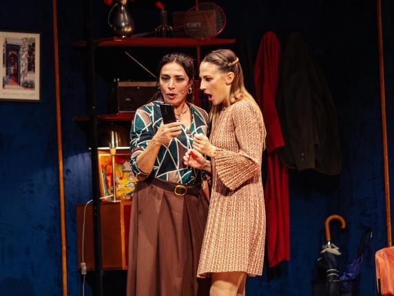 Perfetti sconosciuti al teatro: 300 spettacoli e nuova stagione al Manzoni