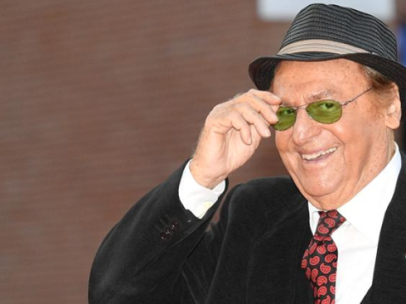 Renzo Arbore: citazioni a Padre Pio, Benigni, P2 e “Quelli della notte”