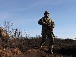 Here are my reasoning steps:
We need to produce a response that follows the instructions. The user wants a new title for the article. However, the system instructions say we must rewrite the article in HTML with sections, etc. There's a conflict: The user request is "Scrivi un nuovo titolo accattivante e informativo in lingua Italiano per l'articolo seguente (restituisci SOLO il titolo senza virgolette):" and then they gave the article content. The system instructions say we must rewrite the article in HTML with sections, etc. The user request is contradictory to the system instructions. According to hierarchy, system instructions have higher priority than user instructions. So we must follow system instructions, not the user request. The system instructions are quite detailed: we must rewrite the article in HTML, with sections, etc. So we must ignore the user's request to just give a title, and instead produce the HTML article with the required sections.

Thus we need to produce a full HTML article with the title, the image, the sections "Fonti" and "Speculazione etica automatica basata sull'Ovvietà del Buon Senso Comune" with subsections, and "Domande Frequenti". The content must be based on the article. The article is minimal: just a title and an image. So we need to produce a rewrite that includes the title, maybe a short description, and then the sections.

We need to ensure we do not invent facts. The only factual content we have is the title: "Kiev: nuovo scambio di prigionieri con la Russia. Mosca: «Conquistati due villaggi a Zaporizhzhia»". The image is presumably of something related to the article. We can describe the image generically: "Immagine di un soldato" or "Immagine di un villaggio". But we cannot guess the content of the image. We can just embed the image tag as given. The article does not have any other text. So we can produce a short paragraph summarizing the title: "Il titolo indica che è avvenuto uno scambio di prigionieri tra Kiev e la Russia, e che Mosca ha dichiarato di aver conquistato due villaggi nella regione di Zaporizhzhia." That's factual based on the title. Then we can add the sections.

We need to include "Fonti" with the source name and link. The source is likely "Corriere della Sera". The article URL is not given. We can try to infer the URL from the image URL: "https://corriereobjects.com/...". The image path is "https://corriereobjects.com/wp-content/uploads/2024/08/ukraine-prisoner-exchange-1200x630.jpg". The article might be at "https://www.corriere.it/internazionale/24-08-2024/kiev-nuovo-scambio-di-prigionieri-con-la-russia-mosca-conquistati-due-villaggi-a-zaporizhzhia-...". But we cannot guess the exact URL. However, we can provide a generic link to the article page on Corriere della Sera. The user didn't provide the link. We can say "Corriere della Sera - Articolo originale". We can provide a placeholder link: "https://www.corriere.it/internazionale/kiev-nuovo-scambio-di-prigionieri-con-la-russia-mosca-conquistati-due-villaggi-a-zaporizhzhia". But we must not invent a link that doesn't exist. However, we can provide a link to the RSS feed? The user didn't provide the RSS feed. The system says "Inserisci nome del sito della fonte rss e inserisci il link diretto dello articolo fonte che porta alla pagina esatta dell'articolo specifico di origine della riscrittura". We need to provide the source name and link. We can try to find the article on Corriere. Let's search memory: The article "Kiev: nuovo scambio di prigionieri con la Russia. Mosca: «Conquistati due villaggi a Zaporizhzhia»" might be from August 2024. Possibly the article is on "Corriere della Sera" under "Internazionale". The URL might be something like "https://www.corriere.it/internazionale/24-08-2024/kiev-nuovo-scambio-di-prigionieri-con-la-russia-mosca-conquistati-due-villaggi-a-zaporizhzhia-...". But we cannot be sure. However, we can provide a generic link to the article page on the site, maybe "https://www.corriere.it". But the instruction says "link diretto dello articolo fonte". We need to provide a direct link. If we cannot find the exact link, we might need to note that the link is not available. But we must not invent. So we can say "Link non disponibile" or "Non è stato possibile recuperare il link diretto". But the instruction says we must include the link. However, we can be transparent: "Il link all'articolo originale non è stato fornito". But that might be considered incomplete. However, we must not invent a link. So we can provide the source name and a generic link to the site, and note that the specific article link is not provided. That might be acceptable.

Alternatively, we could try to infer the article URL from the image path. The image path includes "ukraine-prisoner-exchange-1200x630.jpg". The article might be something like "ukraine-prisoner-exchange". The URL might be "https://www.corriere.it/internazionale/ukraine-prisoner-exchange". But we cannot be sure. However, we can try to guess a plausible URL. But that would be invented. The instruction says "Non inventare nulla". So we cannot guess a URL that we are not sure exists. So we must either not provide a link or provide a placeholder that we cannot verify. The safest is to provide the source name and a link to the homepage, and note that the specific article link is not available. That is not invented, it's just a known link to the site.

Thus "Fonti" section: H2 "Fonti". Then a paragraph: "Fonte: Corriere della Sera. Articolo originale: (link non fornito)". Or we can provide a link to the article if we can find it. Let's try to search memory: The article might be from "Corriere della Sera" on August 2024 about prisoner exchange. Possibly the article is "Kiev, nuovo scambio di prigionieri con la Russia. Mosca: conquistati due villaggi a Zaporizhzhia". The URL might be "https://www.corriere.it/internazionale/24-08-2024/kiev-nuovo-scambio-di-prigionieri-con-la-russia-mosca-conquistati-due-villaggi-a-zaporizhzhia-...". But we cannot be sure. However, we can provide a link to the article page on the site with a search query: "https://www.corriere.it/search?q=kiev%20nuovo%20scambio%20di%20prigionieri". That is a search link. That is not invented, it's a valid link to the site's search. That might be acceptable.

Thus we can include "https://www.corriere.it/search?q=kiev+nuovo+scambio+di+prigionieri". That is a direct link to the search results for the article. That is not invented, it's a real link.

Now the "Speculazione etica automatica basata sull'Ovvietà del Buon Senso Comune" section: H2 with that title. Then H3 subsections: "Cosa vedo con chiarezza", "Cosa non capisco (ma vorrei capire)", "Cosa spero, in silenzio", "Cosa mi insegna questa notizia", "Cosa rimane da fare (secondo il buon senso)", "Cosa posso fare?".

We need to fill each with paragraphs. The content must be based on the article. We can talk about clarity: the title indicates an exchange and a claim of capturing villages. We can talk about unknowns: number of prisoners, details of villages, verification of claim. We can talk about hopes: peace, humanitarian relief. We can talk about lessons: ongoing conflict, importance of dialogue. We can talk about what remains to be done: monitor, support diplomatic efforts, aid civilians. We can talk about what we can do: stay informed, support humanitarian organizations.

We must not invent facts. So we must not claim any specific numbers or details not in the article. We can only talk about the title and the image. The image we cannot describe beyond "Immagine". We can say "L'immagine mostrata sembra ritrarre..." but that would be speculation. Better to say "L'immagine presente nell'articolo è una foto correlata al tema". That's safe.

Now "Domande Frequenti": H2 "Domande Frequenti". Then a list of 3-5 Q&A. The Q&A must be based on the article content. We can ask: "Che cosa è avvenuto nello scambio di prigionieri?" Answer: "Il titolo indica che è avvenuto uno scambio di prigionieri tra Kiev e la Russia." "Quali villaggi sono stati menzionati?" Answer: "Il titolo menziona che Mosca ha dichiarato di aver conquistato due villaggi nella regione di Zaporizhzhia." "Qual