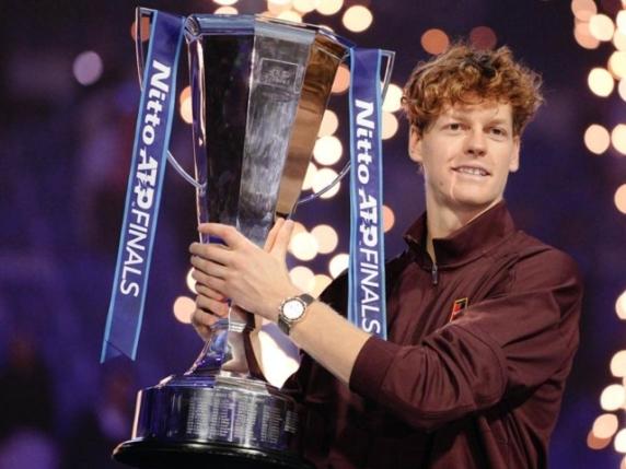 Sinner vince la finale indoor contro Alcaraz con 7‑6, 7‑5