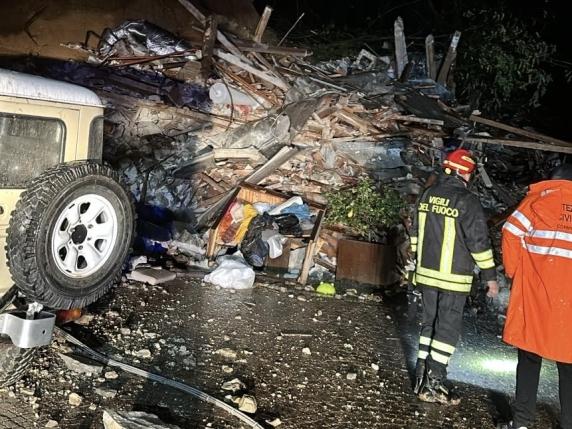 Frana a Brazzano, Gorizia: casa travolta, una persona salvata, due scomparse