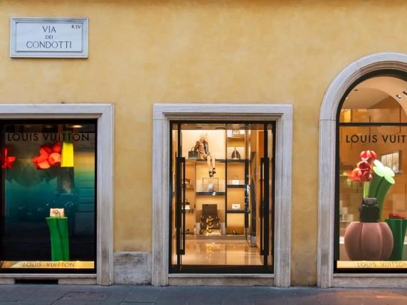 Furto di magazzino Louis Vuitton in via Condotti: tre persone sfondano la vetrata con un&#039;auto