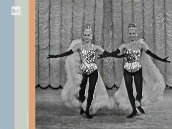 Persone che cantano e ballano al ritmo del celebre “Da‑da‑un‑pa”