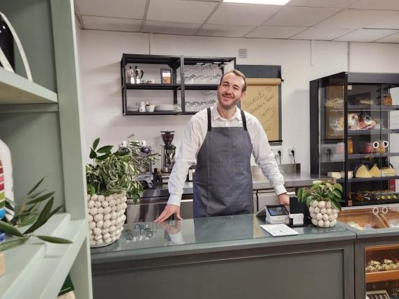 Bavarese Quirin Kuhnert apre un locale enogastronomico a Brazzano di Cormons, promuovendo i prodotti del Collio