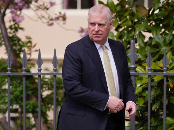 Andrea cavalca nel parco di Windsor: prima uscita pubblica dopo la rimozione dei titoli di autorità da parte del re Carlo III