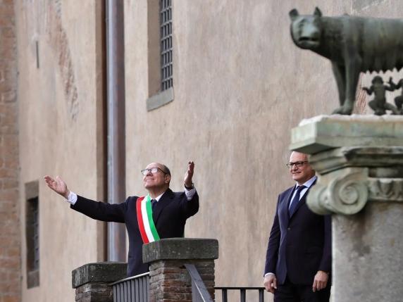 Carlo Verdone, sindaco per un giorno a Roma: visita le periferie in ristrutturazione