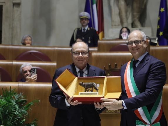 Roberto Verdone premiato con la Lupa Capitolina il giorno dopo l’elezione a sindaco di Roma