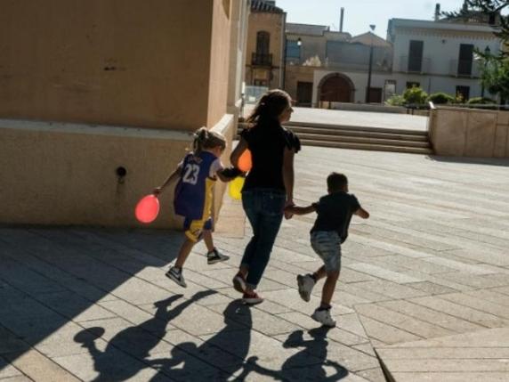 Famiglia e amicizia dominano i valori degli adolescenti, ma la mancanza di sport e attività extrascolastiche è diffusa nei contesti fragili