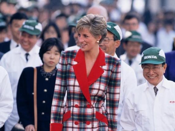 Motivo tartan lungo in stile Lady D per la stagione autunno‑inverno