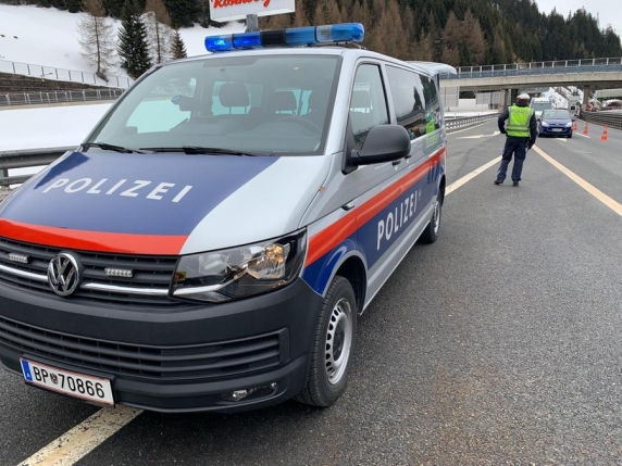 Mamma e figlia di 10 anni trovate morte in cella frigorifera in Tirolo: due persone arrestate