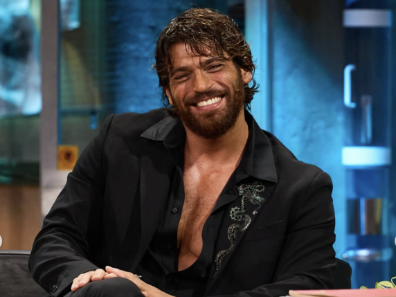 Can Yaman perde oltre 10 kg in un mese grazie al digiuno intermittente