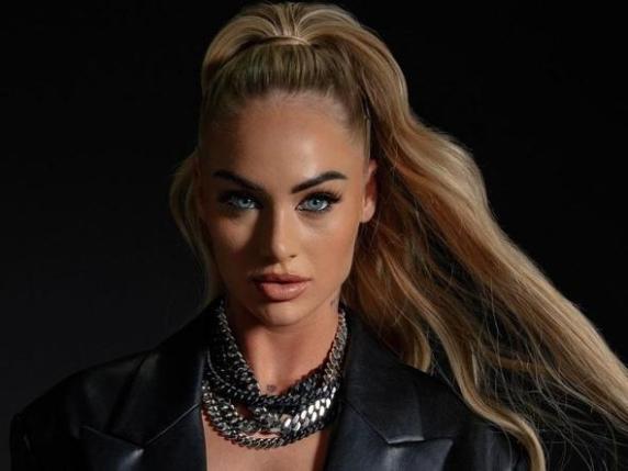 Alisha Lehmann, calciatrice svizzera, derubata a Moltrasio sul lago di Como