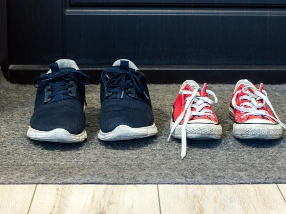 È lecito lasciare le scarpe sul pianerottolo condominiale?