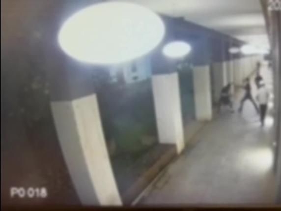 Video mostra aggressione avvenuta a Como