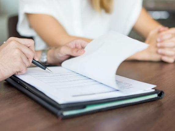 Contratto medico firmato: aumento di 491 euro al mese, Cgil si oppone