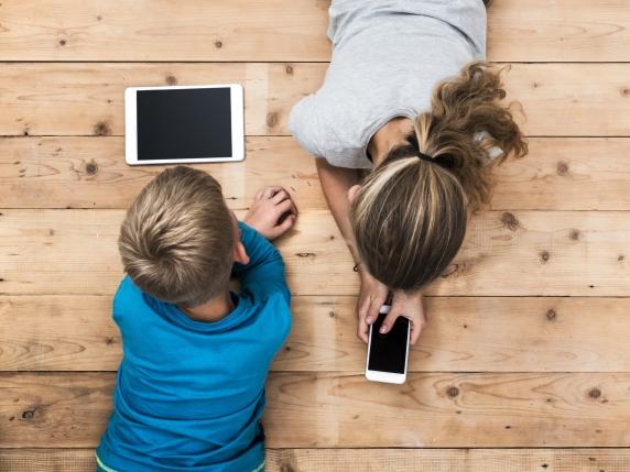 Pediatri italiani consigliano di non dare smartphone ai bambini sotto i 13 anni