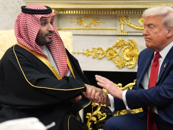 Bin Salman promette mille miliardi di investimenti, Trump si infuria per domanda su Epstein