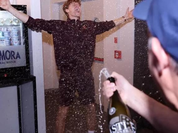 Sinner celebra la vittoria con Asti DOCG, non champagne