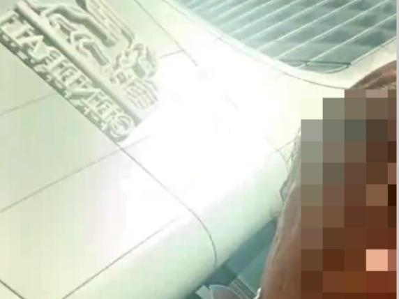 Stalker che lanciava uova sotto la casa del presidente di Generali arrestato