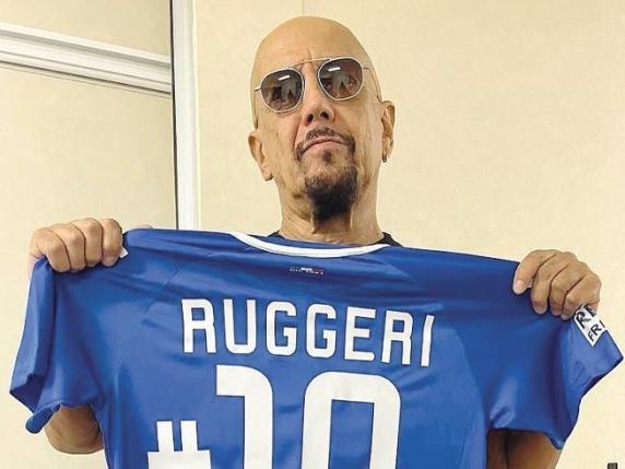 Enrico Ruggeri critica la modifica del finale di “Quello che le donne” da parte di Mannoia, definendola un errore di cultura woke